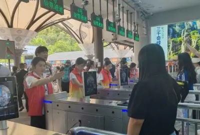 2025年火爆“五一”假期，張家界口岸出入境旅客超9100人次